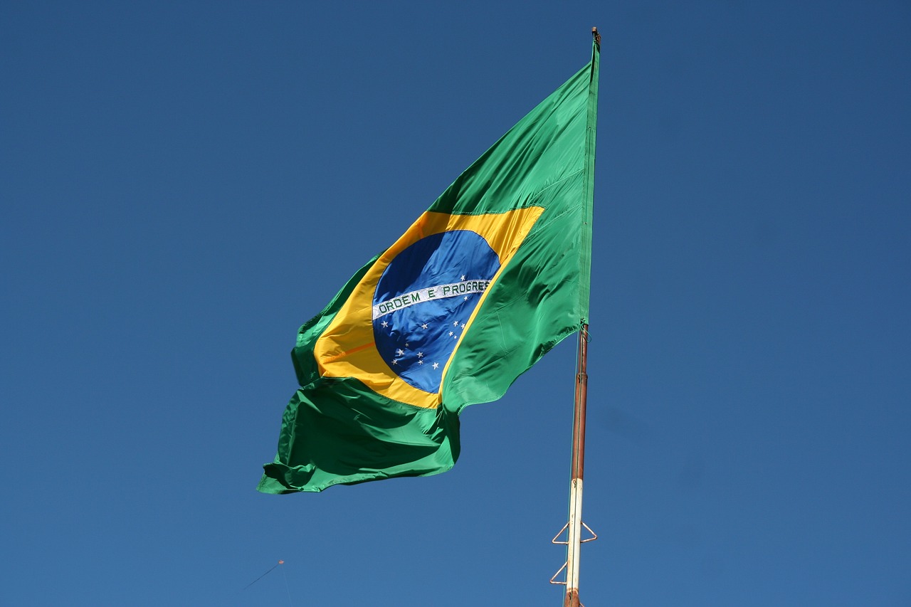 風になびくブラジル国旗