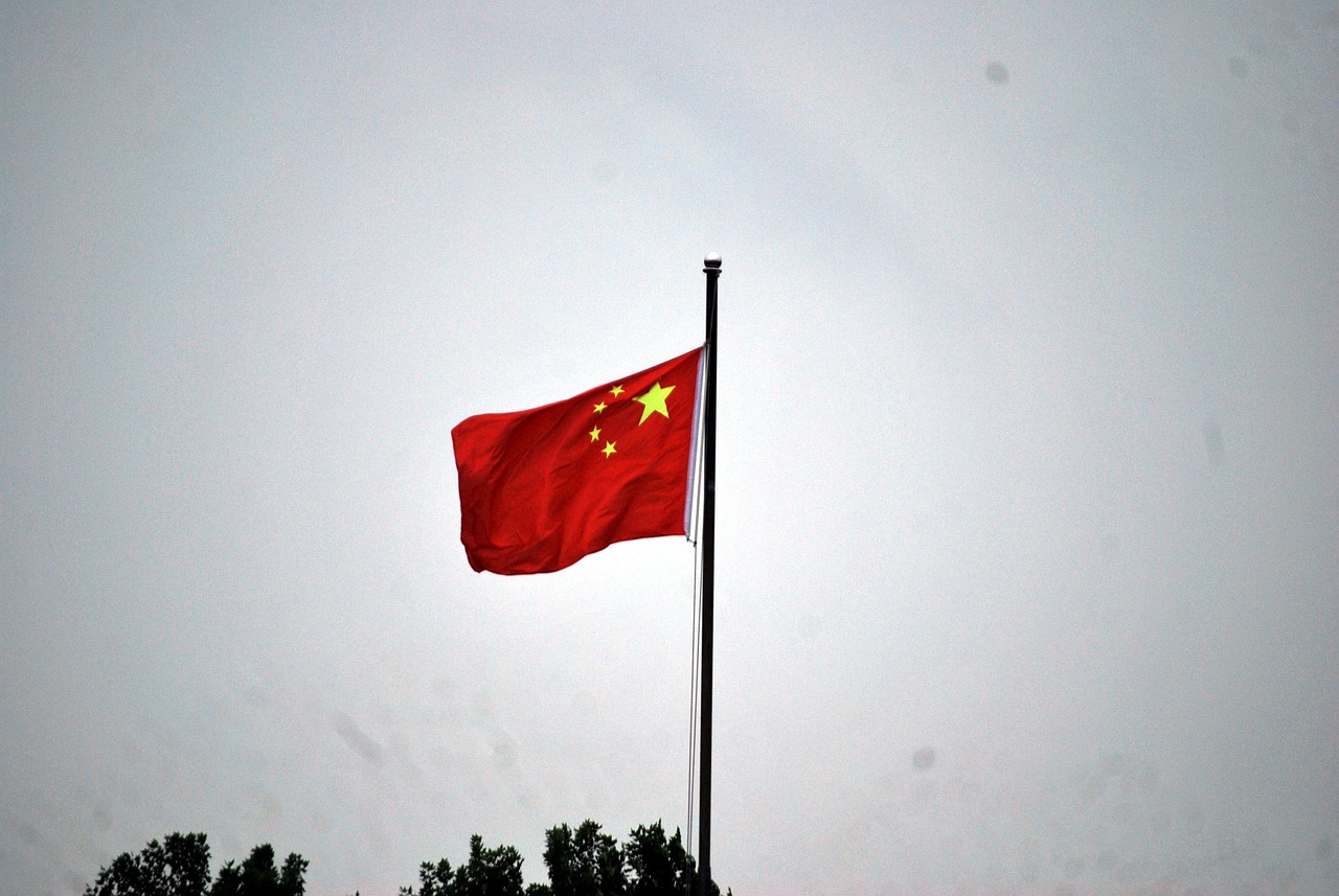 風になびく中国国旗