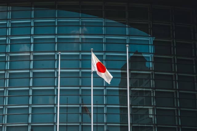 ビルを背景にした日本国旗