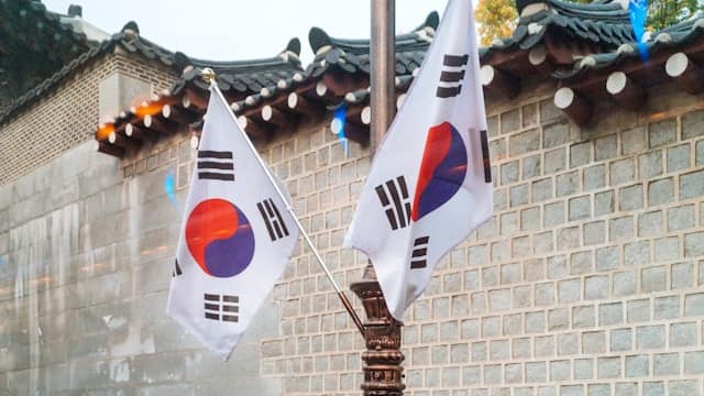 柱に付いた２つの韓国国旗
