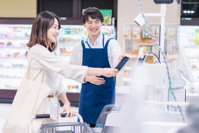 スーパーで買い物する女性